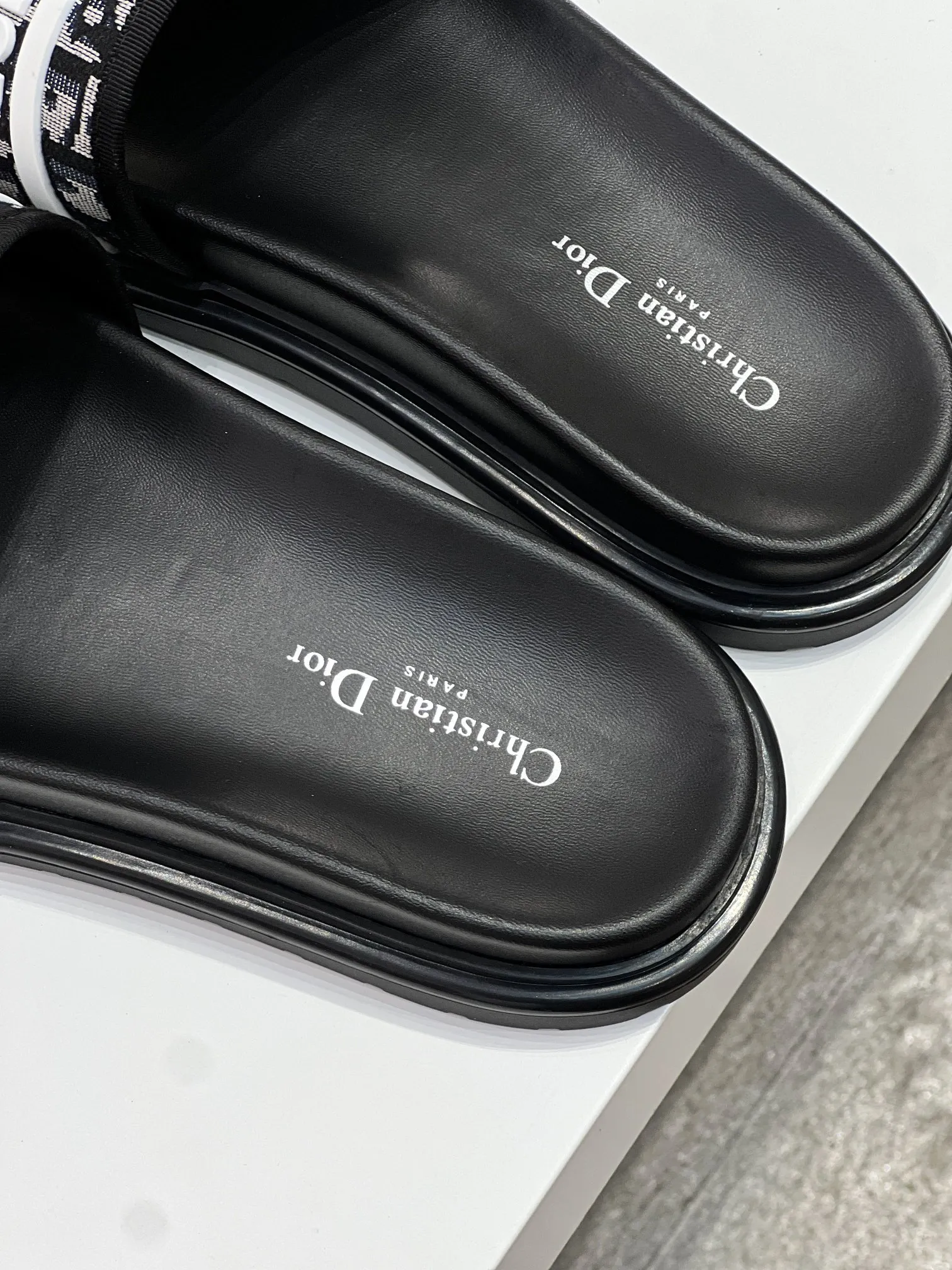 Men's men's shoes💰320【DIOR】🐝🐝Top version. 2024ss Dior’s latest men’s slippers are a must-have. Dior Alias ​​Men's Genuine Leather Slippers This summer new Alias ​​sandal embodies a casual and elegant style. Carefully crafted from grained cow leather and Oblique printed fabric, with cowhide lining! Cross-strap design with metal-clad brass CD Diamond logo. The imported cowhide leather and rubber sole adds sophistication and comfort, while Oblique print-effect anti-slip panels add style. Size39-44 (customized at 38.45)